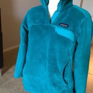 Teal fleece Patagonia pullover.